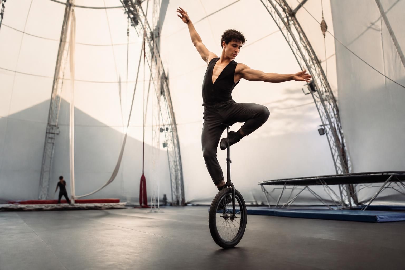 Comment devenir acrobate dans le cirque contemporain : parcours et conseils essentiels