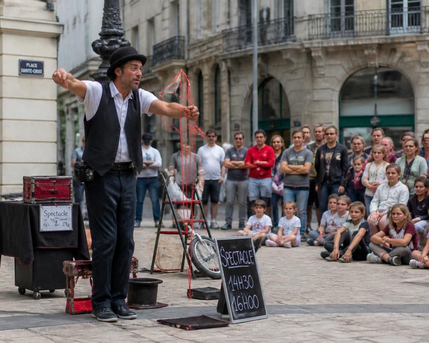 découvrez notre guide complet pour devenir artiste de rue professionnel et réussir dans cet art unique. conseils, astuces et étapes essentielles pour développer votre talent et vivre de votre passion.