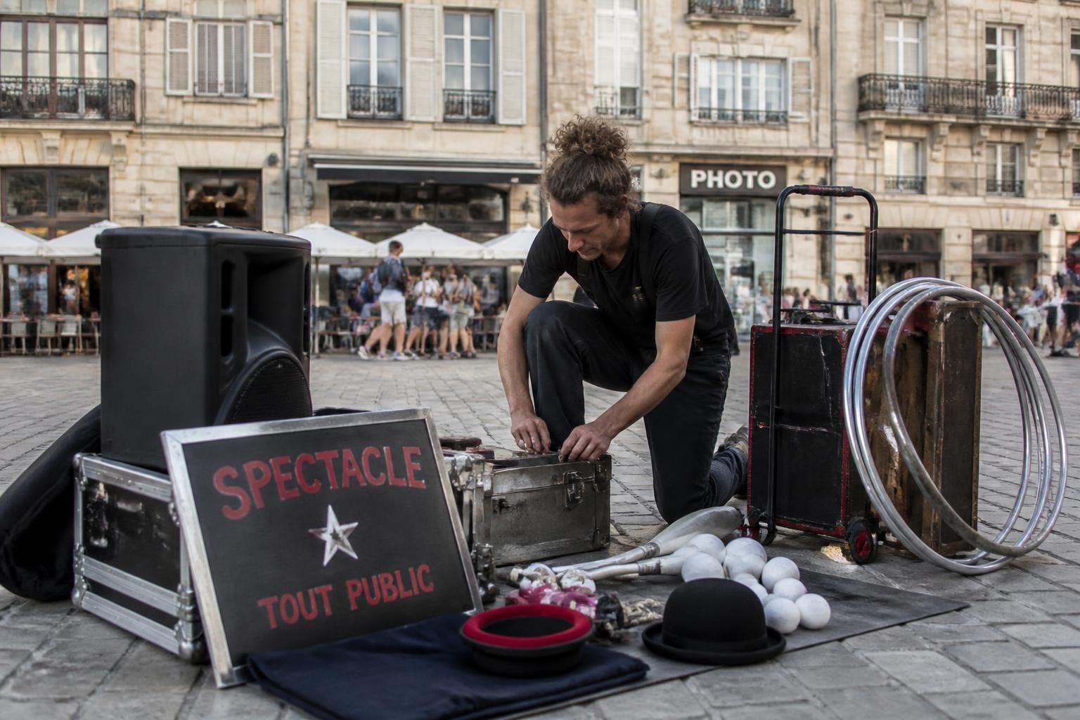 découvrez notre guide complet pour devenir artiste de rue professionnel et réussir dans cet art urbain unique. conseils, astuces et étapes clés pour vivre de votre passion.