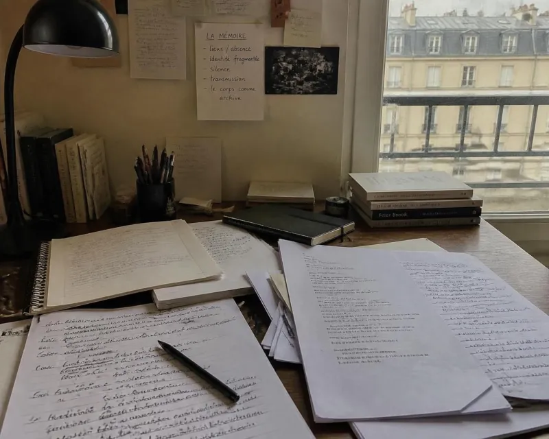 découvrez notre guide complet pour devenir auteur dramatique et réussir dans l'écriture de pièces de théâtre. conseils pratiques, étapes clés et ressources essentielles pour lancer votre carrière.