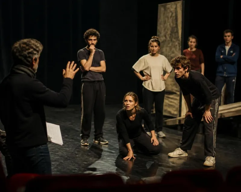 découvrez les étapes clés pour devenir comédien professionnel au théâtre, avec des conseils pratiques pour réussir votre carrière artistique et vivre de votre passion.