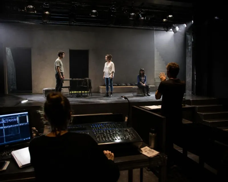 découvrez comment devenir dramaturge grâce à notre guide complet. apprenez les étapes clés pour vous lancer dans l'écriture théâtrale et donnez vie à vos créations sur scène.