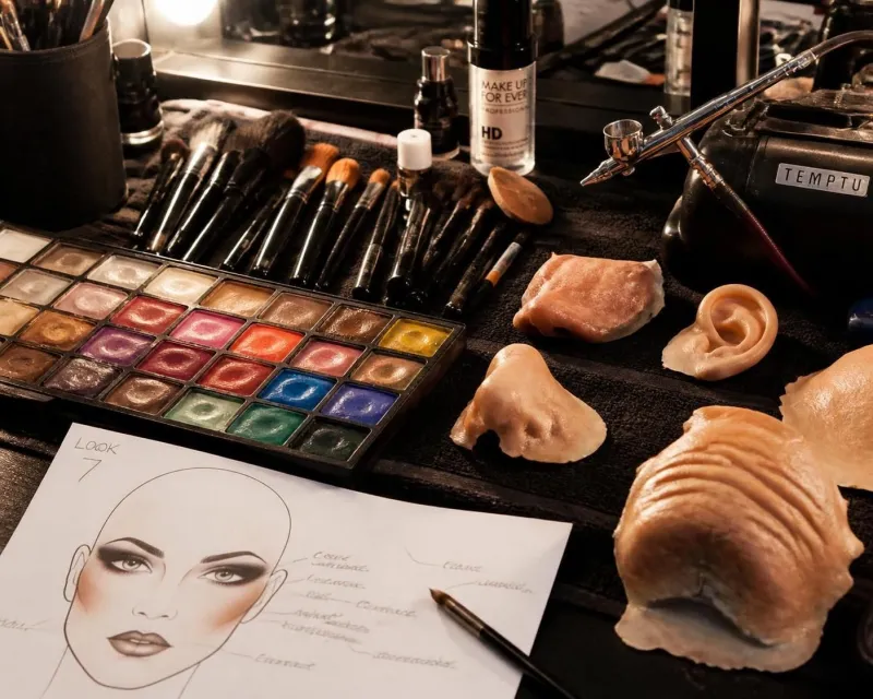découvrez comment devenir maquilleur artistique pour la scène avec nos étapes clés et conseils essentiels pour réussir dans ce métier créatif et passionnant.