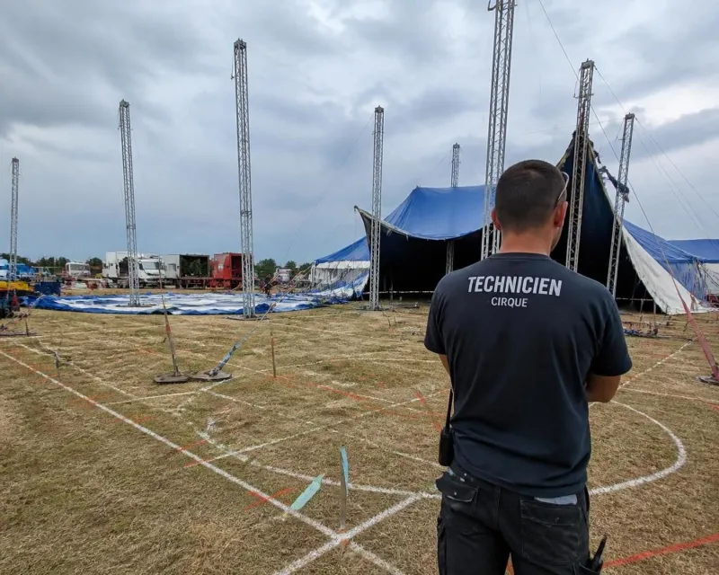 Montage collectif de la structure et de la toile d’un chapiteau de cirque