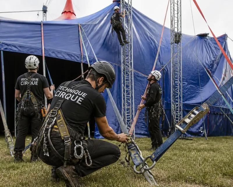 Intervention technique en hauteur sous la structure d’un chapiteau