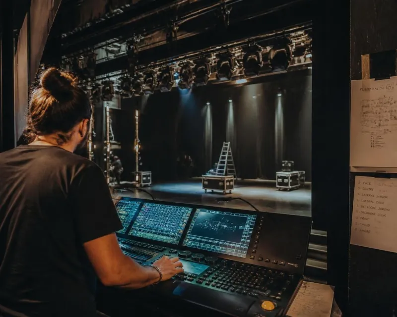 découvrez les études nécessaires pour devenir régisseur lumière avec notre guide complet, incluant conseils, formations et étapes clés pour réussir dans ce métier passionnant.